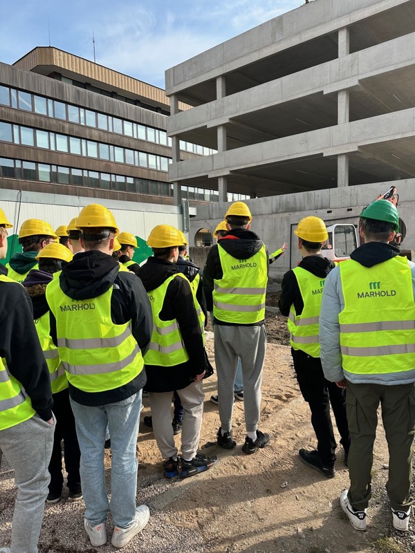 Dnes jsme provedli studenty na stavbě nového parkovacího domu.