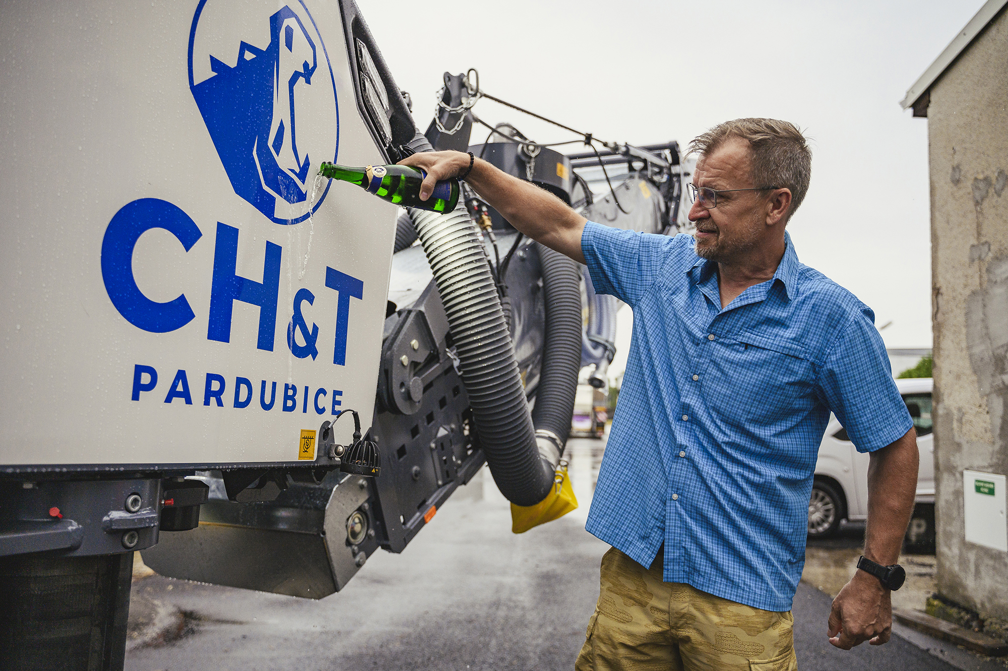 Křest nové frézy. Ať se novému středisku FRÉZOVÁNÍ daří!